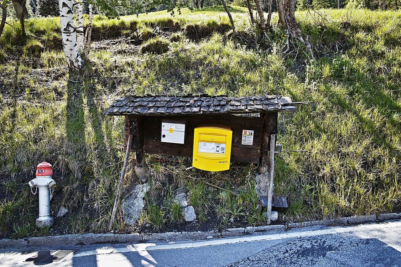 Gelber Briefkasten der Schweizerischen Post